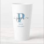 Papa Elegante Script Monogram Blue White Latte Tas Milchtasse<br><div class="desc">Letzte Tasse für eine neue Papa oder lange etablierte! die Sie mit dem Datum personalisieren können, an dem sie zum Großvater wurden. Dieses trendige minimalistische Design hat eine moderne Farbpalette von Blau, Schwarz und Weiß. Es hat eine Papa-Monogramm, mit dem Anfangsbuchstaben P und dem Namen Papa, in modernen Typografie und...</div>