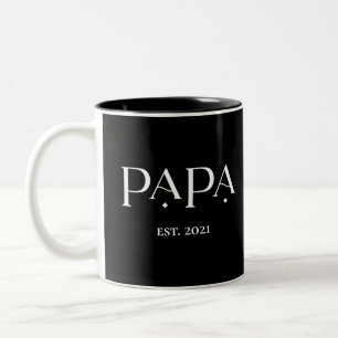 Papa Est. Datum mit Kindernamen Moderner Text Zweifarbige Tasse