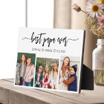 Papa Grandpa Großkinder Fotoplatte<br><div class="desc">Capture die Liebe zwischen Papa und seinen Enkelkindern mit unserem Großvater Großkinder Foto Collage Plaque. Diese personalisierte Gedenktafel beherbergt eine herzerwärmende Collage aus Foto, in der wunderbar die von Papa und seinen geliebten Enkelkindern geteilten wertvollen Momente präsentiert werden. Um die Fotos herum ist der beliebte Titel "Poppy", der dem Design...</div>