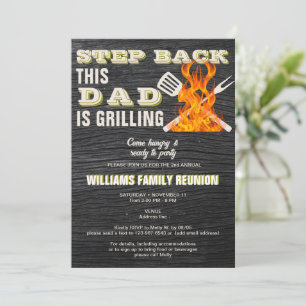 Papa grillt Hinterhof-BBQ-Jährliche Familienzusamm Einladung