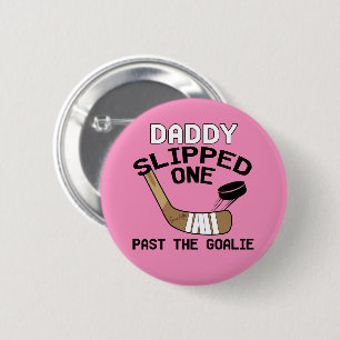 Papa hat einen vor dem Torwart Hockey Mädchen Rosa Button