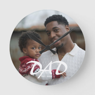 Papa hat Schwarz Weiß Bold Foto eingerichtet Runde Wanduhr