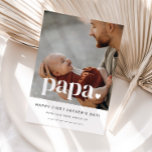 Papa Heart - Foto-Karte des ersten Vaters Einladung<br><div class="desc">Eine einfache Erste Vatertagskarte mit dem eigenen Foto und dem Wort "Papa" oben,  zusammen mit einem kleinen Herz. Sie können den gesamten Text und die Farbe des Textes in diesem Design bearbeiten.</div>
