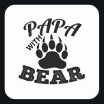 Papa mit Bär Quadratischer Aufkleber<br><div class="desc">Suchen Sie ein nettes T-Shirt? Holen Sie sich ein einzigartiges T-Shirt für sich selbst oder als besonderes Geschenk für Familie und Freunde.</div>