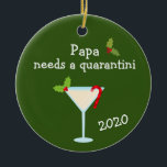 Papa Needs a Quarantini 2020 Covid Christmas Keramik Ornament<br><div class="desc">Dieses Design entstand durch digitale Kunst, es kann in dem Bereich personalisiert sein, der durch das Ändern des Fotos oder das Hinzufügen eigener Wörter zur Verfügung gestellt oder angepasst wird. Kontaktieren Sie mich unter colorflowcreations@gmail.com , wenn Sie dieses Design für ein anderes Produkt haben möchten. Kaufen Sie meine originale abstrakte...</div>
