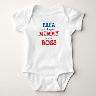 Papa und ich stimmen zu... Mama ist der BOSS! Baby Strampler