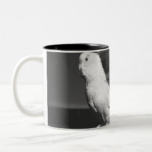 Papagei, der auf Kerzenständer B&W sitzt Zweifarbige Tasse