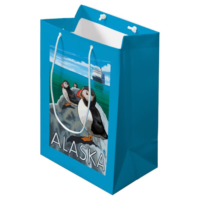 Papageientaucher, die ein Kreuzschiff aufpassen Mittlere Geschenktüte (Vorderseite Schrägansicht)