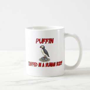 Papageientaucher eingeschlossen in einem kaffeetasse