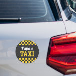 Papas Taxi | Großvater Auto Magnet<br><div class="desc">Nimmt Opa seine Enkel in der Schule ab oder fährt er sie zu und von Aktivitäten? Mit diesem lustigen Automagnet mit "Papa's Taxi" in gelb-weiß Schrift mit karierter Kabinenbesetzung offiziell machen. Passen Sie auf Wunsch mit seinem bevorzugten Großvater Nickname an.</div>