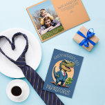 Papasaurus Dinosaur Cartoon Vatertag Feiertagskarte<br><div class="desc">Diese niedliche und lustige Vatertagskarte ist perfekt für jeden Papa. Es zeigt eine coole Abbildung eines Papa-Dinosauriers, der in einem Anzug und einer Krawatte mit dem Satz "Glücklicher Tag des Vaters, Papasaurus" gekleidet ist. Auf der Innenseite befindet sich ein anpassbares Foto und eine Nachricht. Die Farbgebung umfasst grün, blau, rot,...</div>