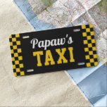 Papaw-Taxi | Funny Custom Grandpa Nickname US Nummernschild<br><div class="desc">Nimmt Opa seine Enkel in der Schule ab oder fährt er sie zu und von Aktivitäten? Mit diesem lustigen Führerschein mit dem "Papaw's Taxi" in gelb-weiß Buchstaben mit karierten Taxibildern offiziell machen. Passen Sie auf Wunsch mit seinem bevorzugten Großvater Nickname an.</div>
