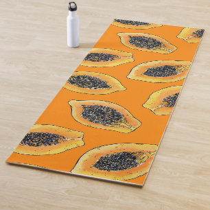 Papaya-Scheiben auf Orange Yogamatte