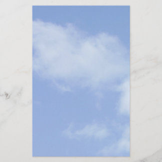 Papeterie ciel bleu-clair avec des nuages stationnaires