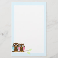 Couples de hibou sur une branche