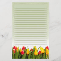 La tulipe jaune rouge fleurit l'arrière - plan