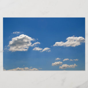 Papeterie Le ciel est bleu et les nuages blancs passent