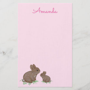 Papeterie Maman et bébé lapin mignons dans du trèfle rose