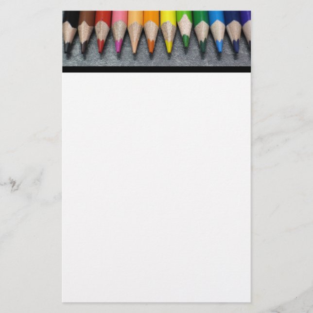 Papeterie Une rangée de crayons colorés. (Devant)