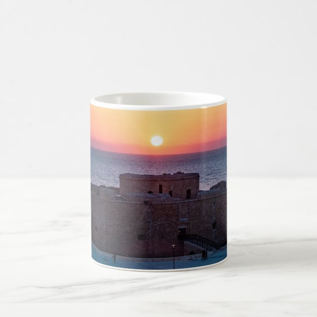 Paphos Burg bei Sonnenuntergang, Aussicht auf die  Kaffeetasse (Mittel)
