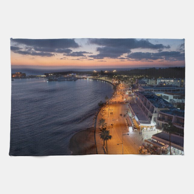 Paphos direkt am Meer und Hafen nachts Geschirrtuch (Horizontal)