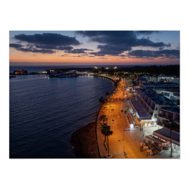 Paphos direkt am Meer und Hafen nachts Poster (Vorderseite)
