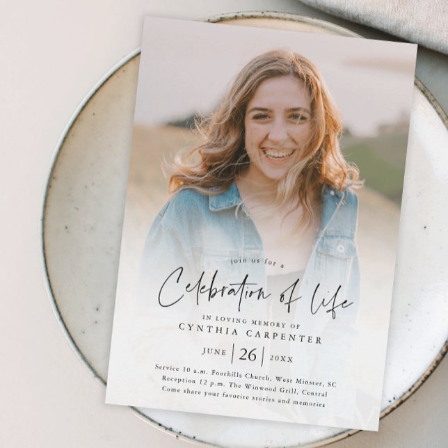 Papier Budget Célébration de la vie Invitation commémorat (Modern handwritten script celebration of life budget photo memorial invitation.)