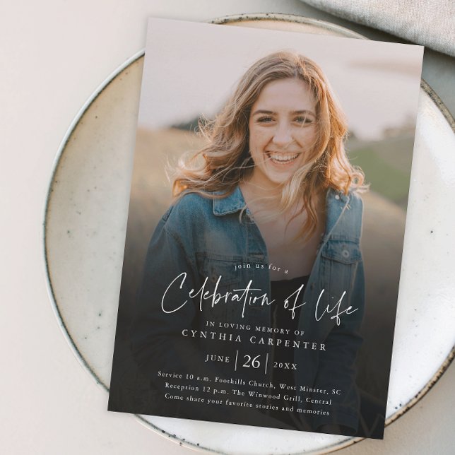 Papier Budget Célébration de la vie Invitation commémorat (Modern handwritten script celebration of life budget photo memorial invitation.)