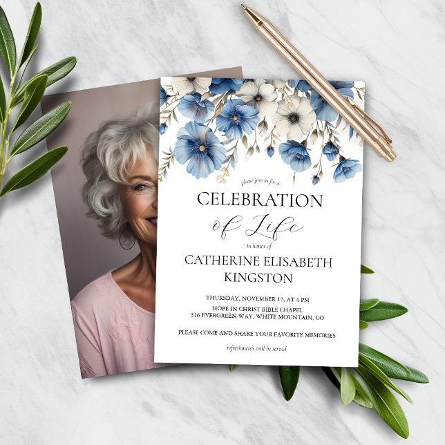 Papier Budget Dusty Blue White Floral Memorial Invitation (Créateur téléchargé)