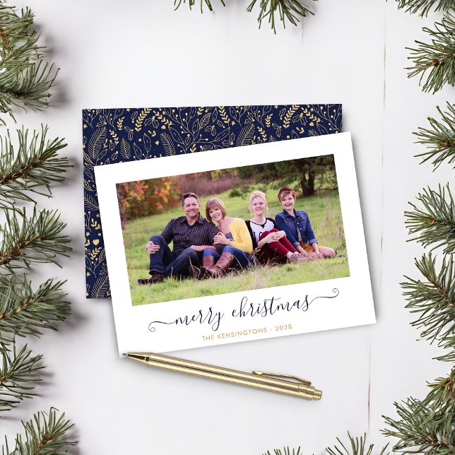 Papier BUDGET Marine Blue Gold Script Photo de Noël (BUDGET Navy Blue Gold Script Christmas Photo Card)