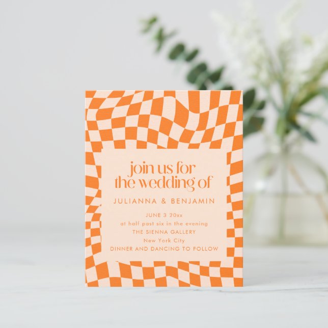 Papier Budget Retro Orange Check Wedding QR Code Invite (Debout devant)
