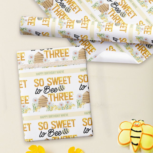 Papier Cadeau 3e anniversaire So Sweet to Bee Three Beehive (Personalized 3rd birthday wrapping paper with bee theme and cute pun .. So Sweet to Bee Three)