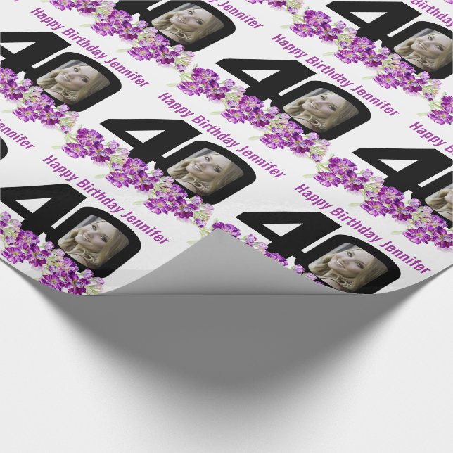 Papier Cadeau 40e anniversaire photo fun mono et fleurs violette (Coin)