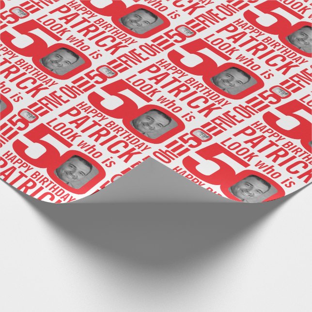 Papier Cadeau 50e anniversaire rouge blanc look 50 nom photo per (Coin)