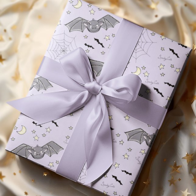 Papier Cadeau Adorable Violet Éffrayant Bats mignons Halloween (Adorable Kids Halloween Spooky Cute Bats, Moons, Stars, Spider Webs & Hand-written "Spooky Cute".)