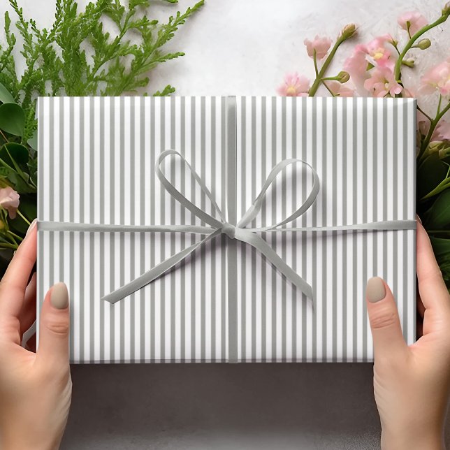 Papier Cadeau Bandes fines grises et blanches élégantes (Elegant Striped Wrapping in Gray & White. Chic & Timeless. For All Occasions and  All Ages.)