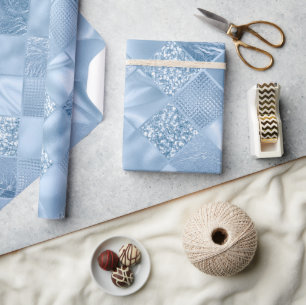 Papier Cadeau Bébé Bleu Élégant Paillettes et Carreaux de Diaman