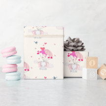 Bébé Nelly sur papier d'enveloppement blanc floral