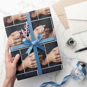 Papier Cadeau Bébé nouveau-né main dans la main d'un homme