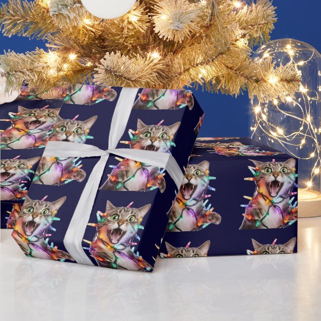 Papier Cadeau Chat amusant pris en étau dans les lumières de Noë (Vacances)