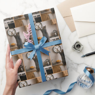 Papier Cadeau Chat tigré changeant l'heure sur une horloge