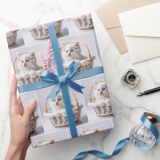 Papier Cadeau Chaton Blanc Dans Un Panier En Osier (Cadeaux)
