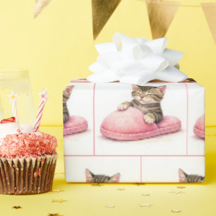 Papier Cadeau Chaton tigré dormant dans une pantoufle rose