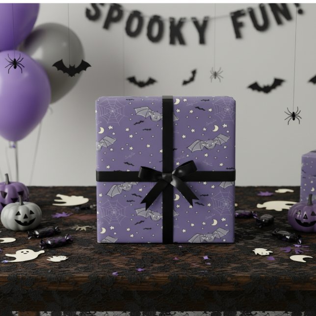 Papier Cadeau Chauve-souris Éffrayante violette Halloween (Purple Spooky Cute Bats Pattern for Kids Halloween Party Wrapping Paper. Cute Stars, Moon & Webs)
