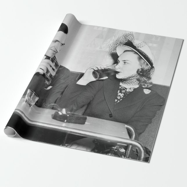 Papier Cadeau Couple assis ensemble dans un restaurant flirtant  (Déroulé)
