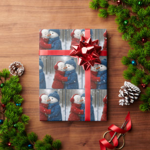 Papier Cadeau Couple de Noël enneigé s'étreignant dans une forêt