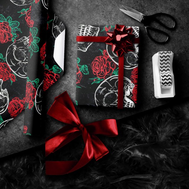 Papier Cadeau Crânes et roses rouges | Grunge gothique moderne (Créateur téléchargé)