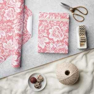 Papier Cadeau Damas vintage blanc sur arrière - plan rose