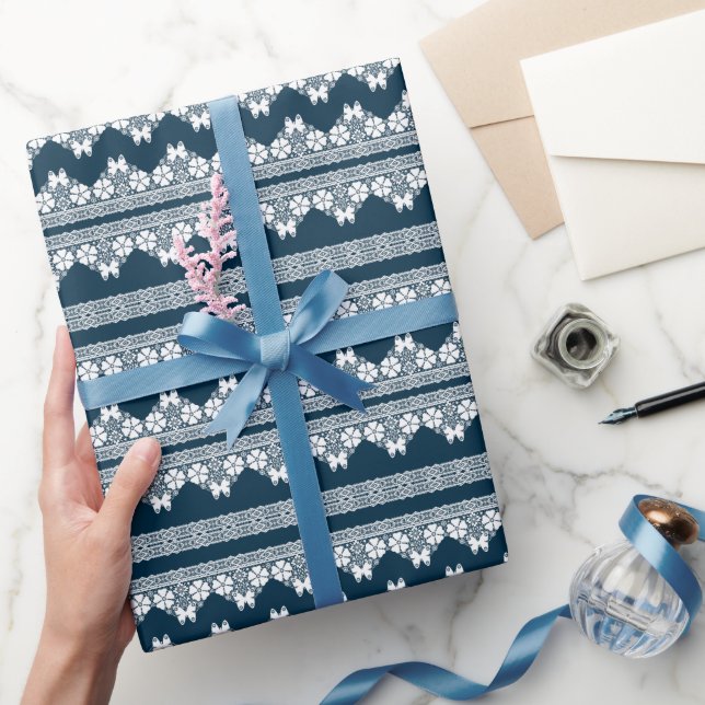 Papier Cadeau Dentelle blanche rétro avec papillons sur un bleu  (Cadeaux)