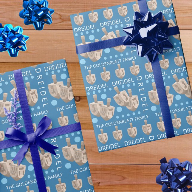 Papier Cadeau Dreidel Rustic Oak mignonne Hanoukka personnalisée (This cute blue and white Hanukkah wrapping paper is easy to customize with a personalized name)